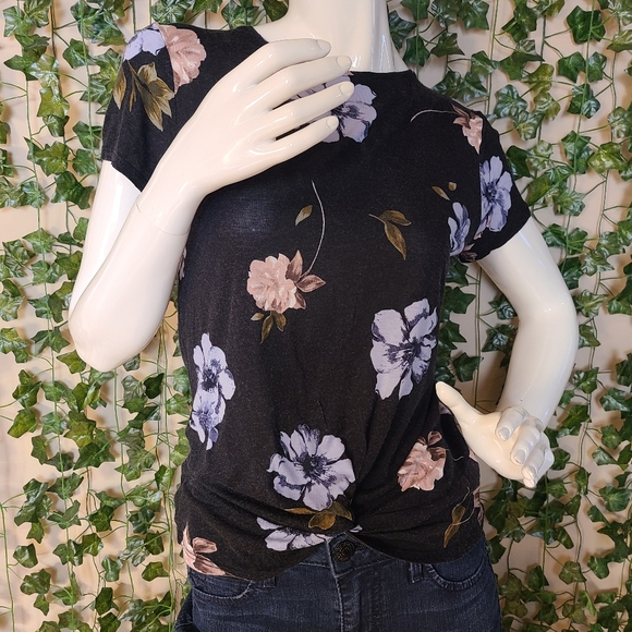 Dynamite Women's Casual Chic Black Floral Front Knot Short Sleeves Shirt - Picture 2 of 14